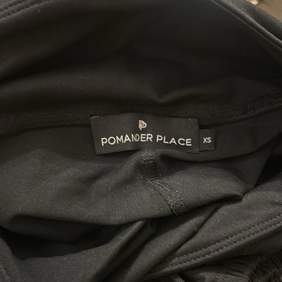 Black Jenner Jogger Legging
POMANDER PLACE - Picture 7 of 8